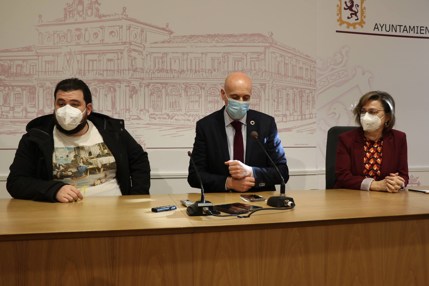 El cineasta leonés participa en dos obras nominadas a los Goya, el documental 'Mamá' y el cortometraje de animación 'Nacer'.