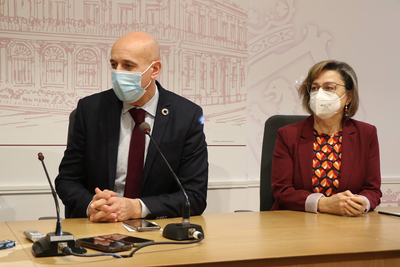 El cineasta leonés participa en dos obras nominadas a los Goya, el documental 'Mamá' y el cortometraje de animación 'Nacer'.