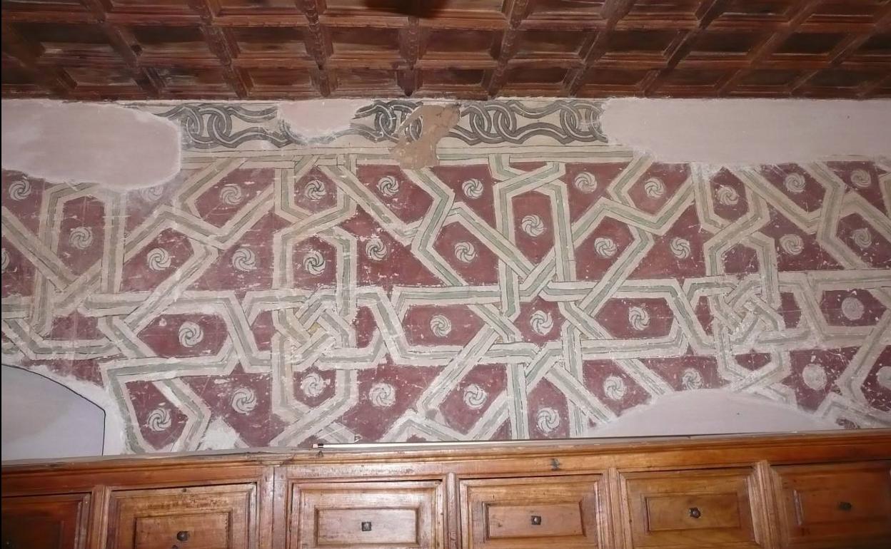 El monasterio de la localidad leonesa de Carrizo conserva unas pinturas murales de inspiración mudéjar en una pequeña estancia que hasta hace poco tiempo venía acogiendo el archivo monacal.