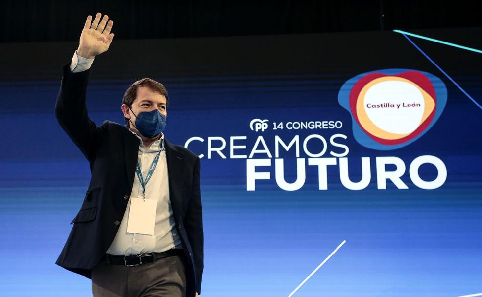 Pablo Casado asiste a la proclamación de Mañueco como presidente del PP de Castilla y León en el congreso celebrado en la capital leonesa.