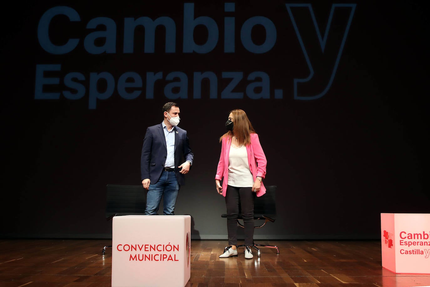 La vicesecretaria general del PSOECyL, Virginia Barcones, y el secretario general del PSOE de León, Alfonso Cendón, inauguran la Convención Municipal del PSOECyL.