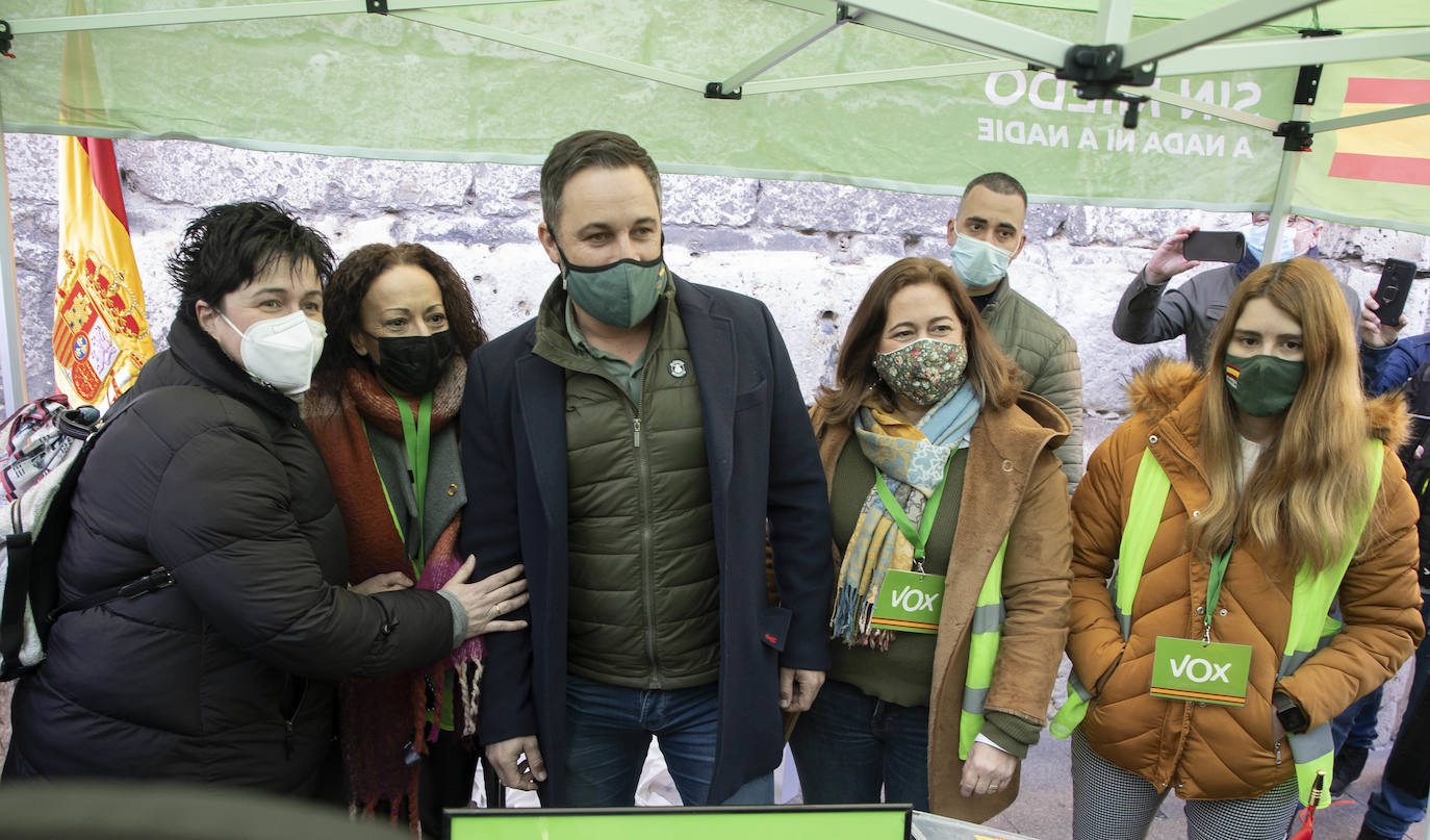 El presidente de Vox, Santiago Abascal; el secretario general, Javier Ortega-Smith, y el candidato a la Junta, Juan García-Gallardo, participan en el acto de presentación de candidaturas a las elecciones autonómicas a las Cortes.