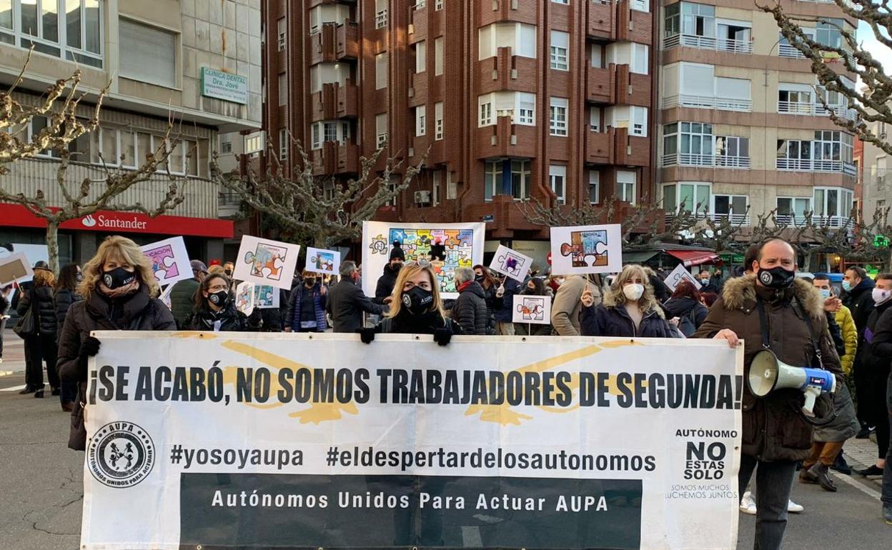 Concentración de Aupa León para reclamar mejoras entre los autónomos.