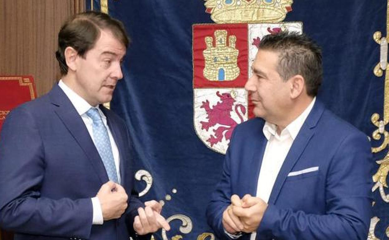 Alfonso Fernández Mañueco y Luis Mariano Santos, líderes de PP y UPL en las Cortes.