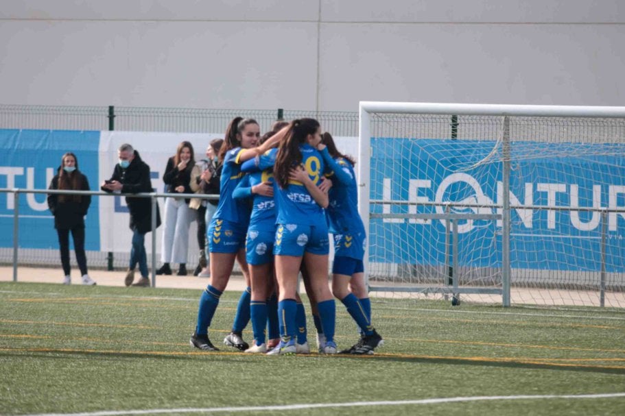 Las jugadoras del Olímpico de León celebran uno de sus tantos ante el Versalles.