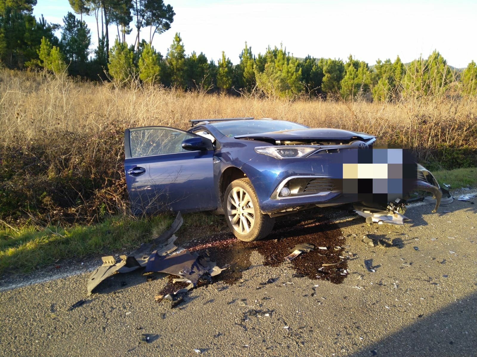 Imagen de uno de los dos vehículos que han sufrido la colisión frontal en la carretera de Cacabelos a Arganza.