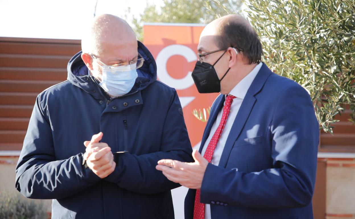 El candidato a la Presidencia de la Junta de Castilla y León, Francisco Igea, y el candidato de Ciudadanos por la provincia de Zamora, Alfonso Joaquín Martín, participan en el acto de presentación de la candidatura por Zamora del partido narana a las Cortes de Castilla y León.