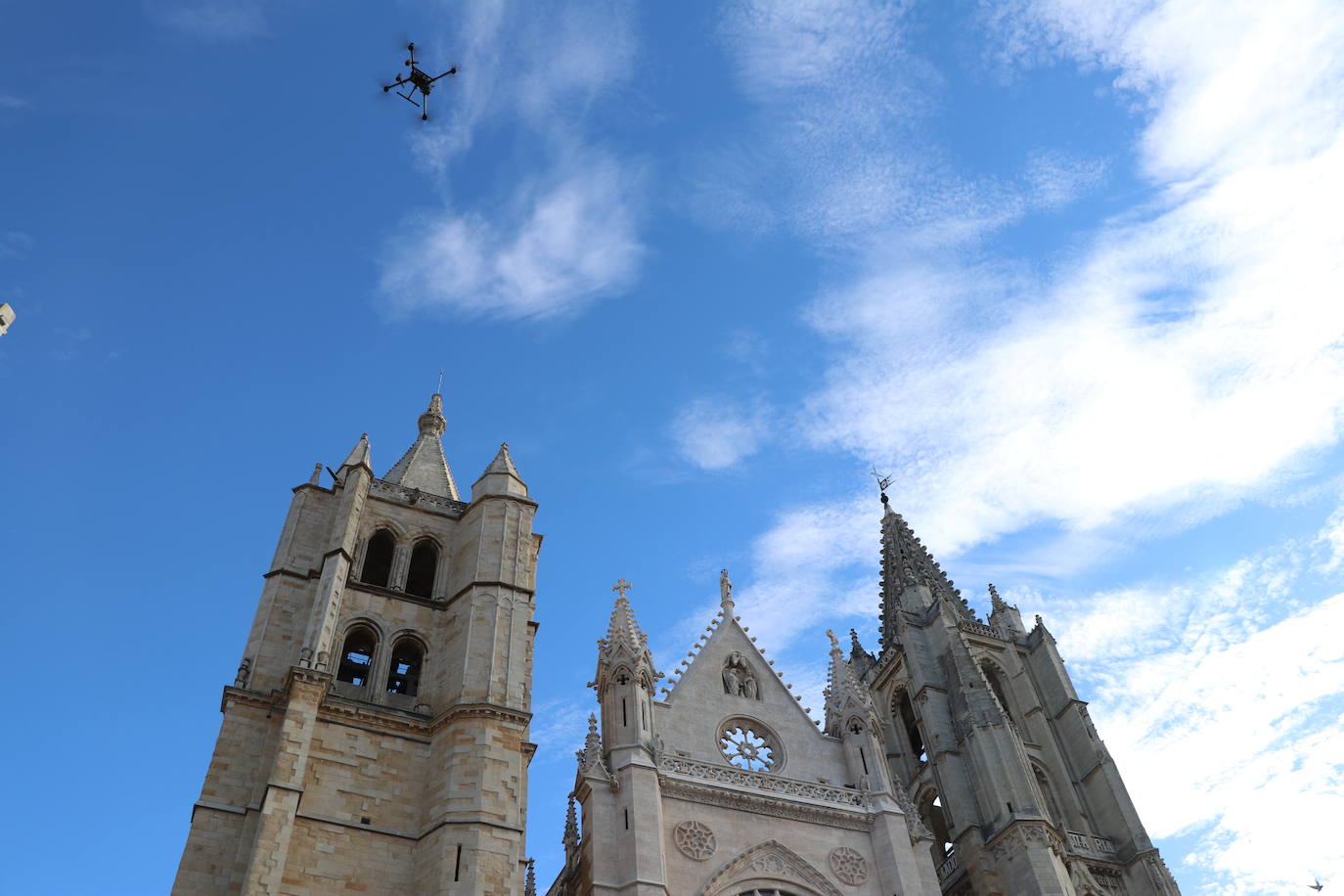 Primer vuelo del dron de Tecnosylva sobre la Catedral de León. 