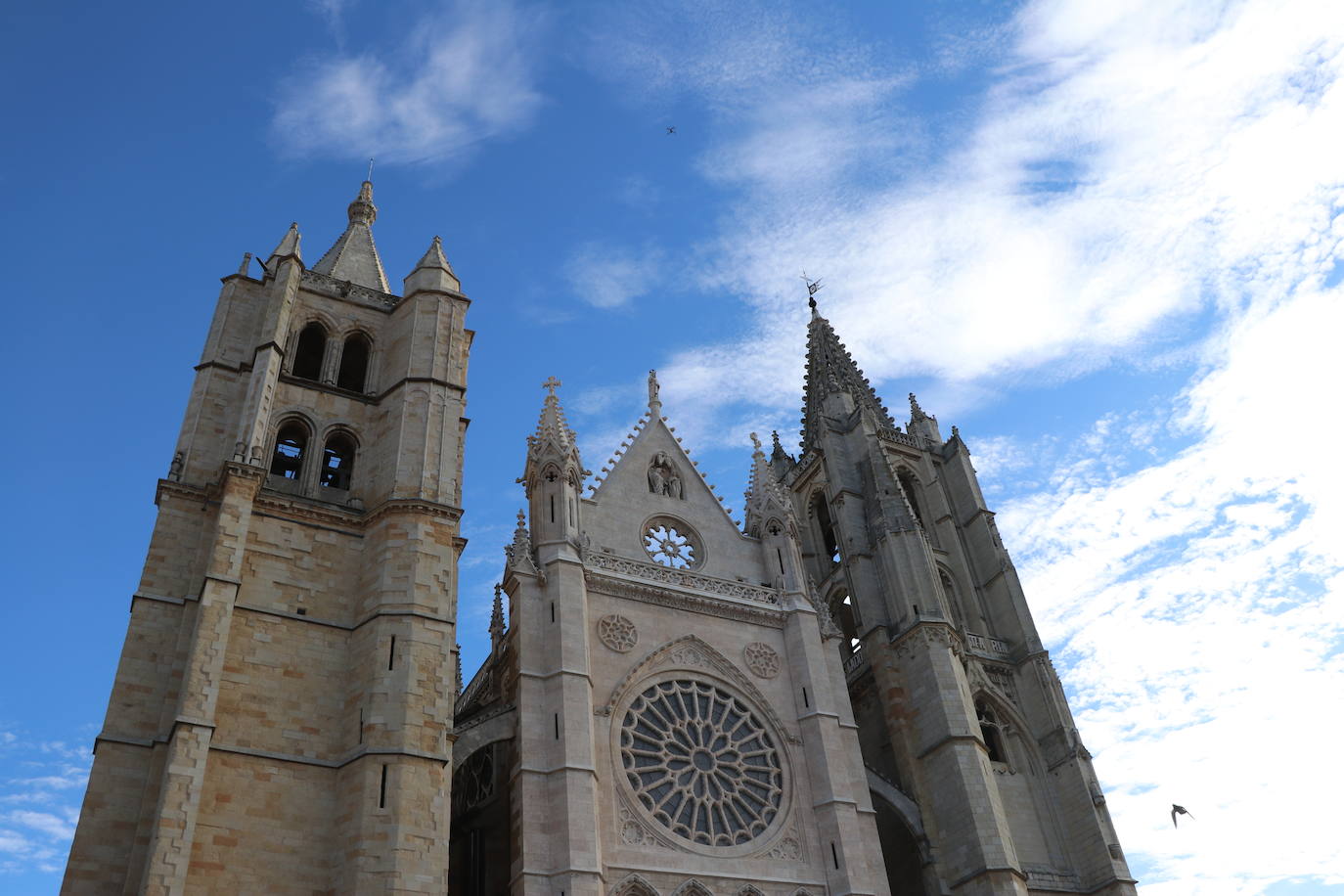 Primer vuelo del dron de Tecnosylva sobre la Catedral de León. 