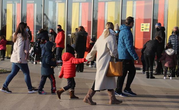 Galería. Familias se dirigen a la cola de vacunación.