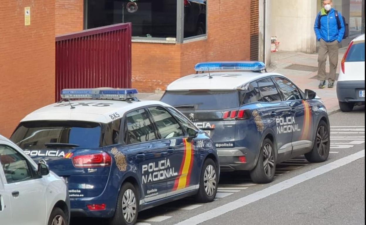 Vehículos patrulla de la Policía Nacional este martes en la Comisaría de Policía de León. 