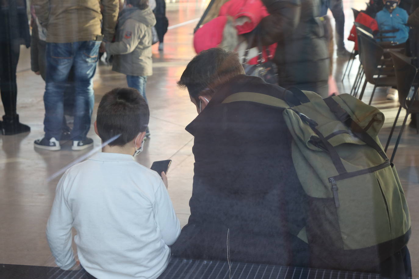 Centenares de niños han pasado por el Palacio de Exposiciones para llegar al tope de edad permitida para recibir su dosis pediátrica.