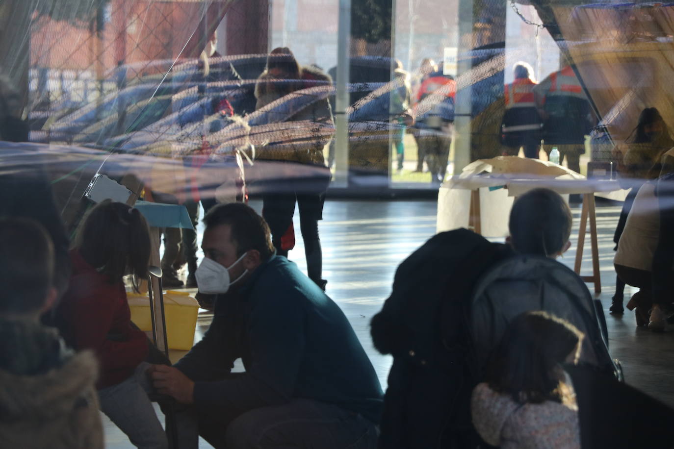 Centenares de niños han pasado por el Palacio de Exposiciones para llegar al tope de edad permitida para recibir su dosis pediátrica.