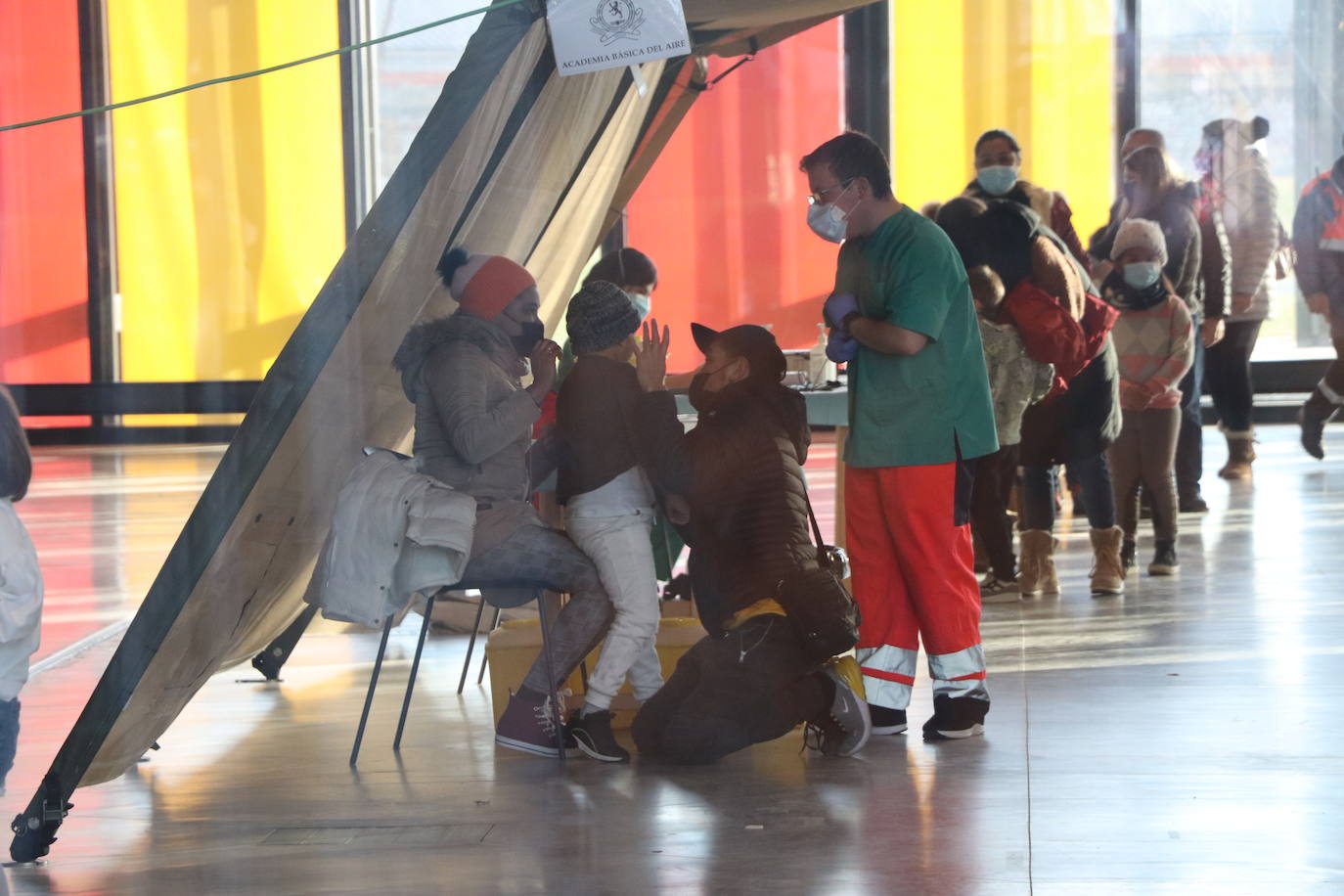 Centenares de niños han pasado por el Palacio de Exposiciones para llegar al tope de edad permitida para recibir su dosis pediátrica.