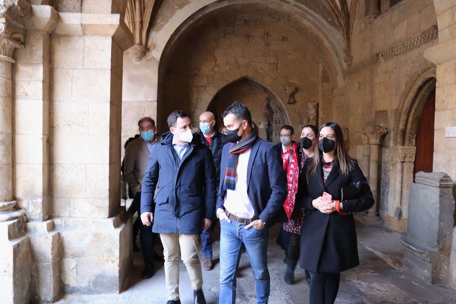 Galería. Varios representantes del PSOE en León acompañan al diputado socialista Héctor Gómez en su visita a San Isidoro.