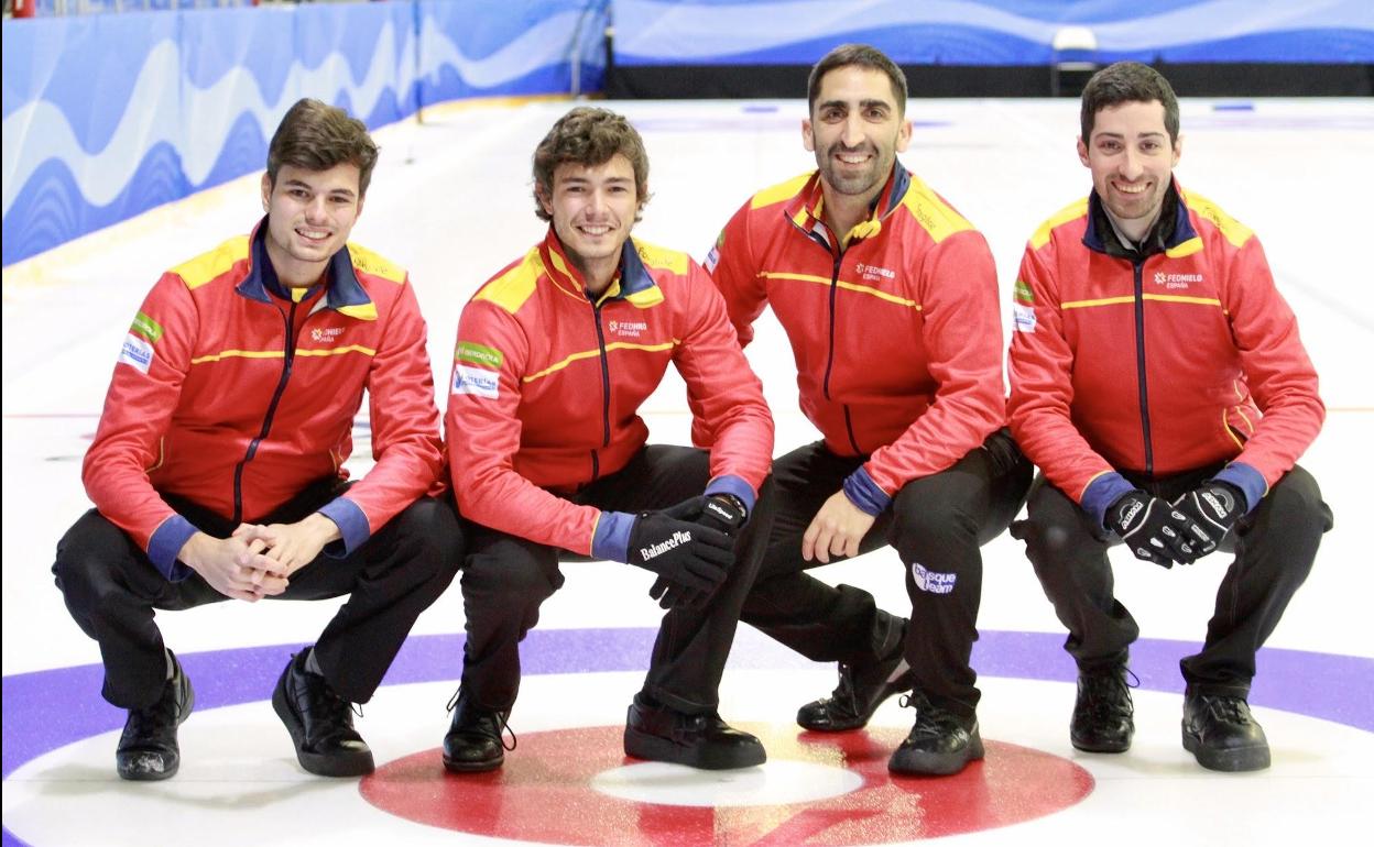 El equipo español que busca el billete al Mundial de curling, con el leonés Edu de Paz (CI).