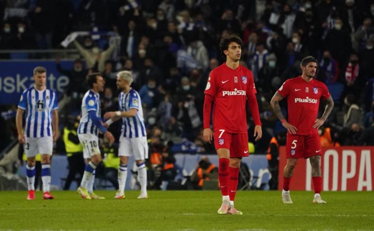 Los jugadores de la Real celebran el gol de Januzaj que abrió el marcador. 