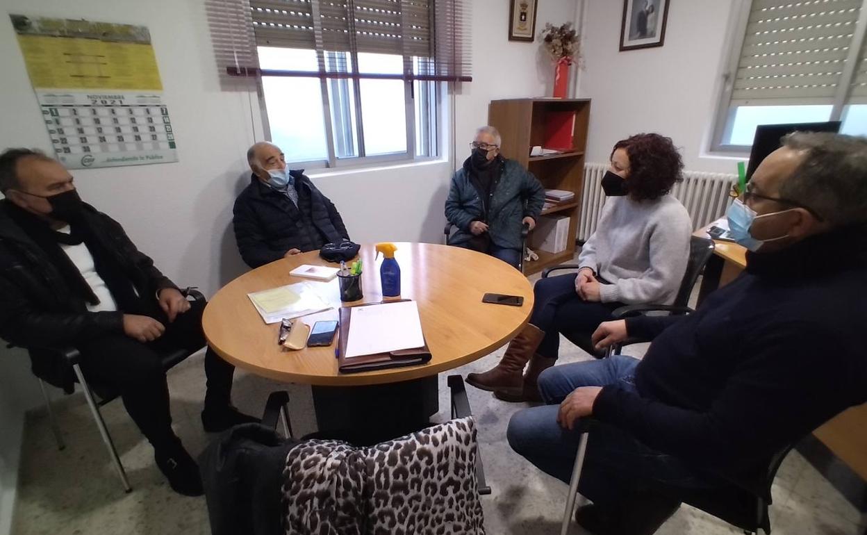 Imagen de la reunión entre FCM y el Ayuntamiento de Villagatón-Brañuelas.