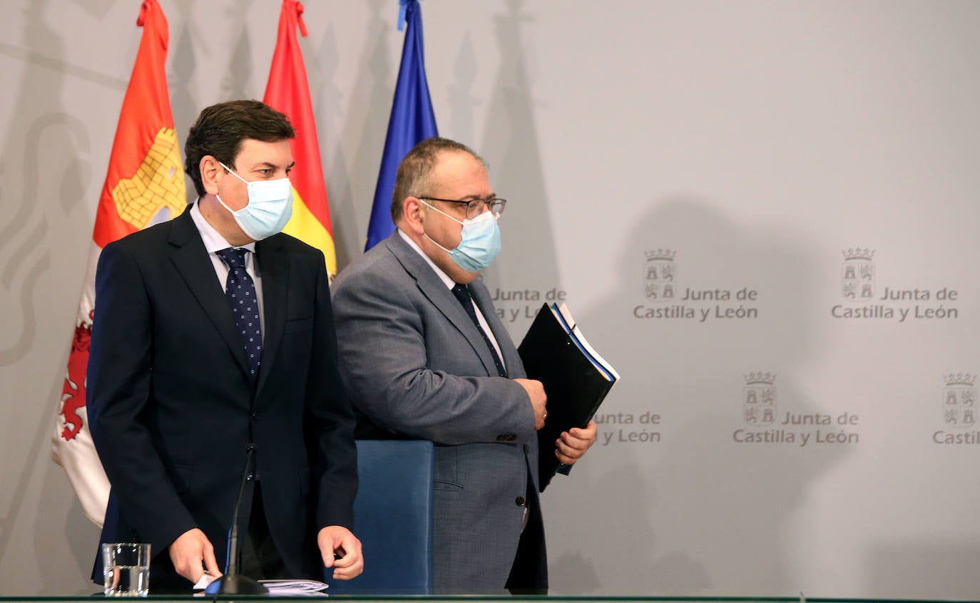 El consejero de Economía y Hacienda y portavoz, Carlos Fernández Carriedo, y el consejero de Sanidad, Alejandro Vázquez, comparecen en rueda de prensa posterior al Consejo de Gobierno.