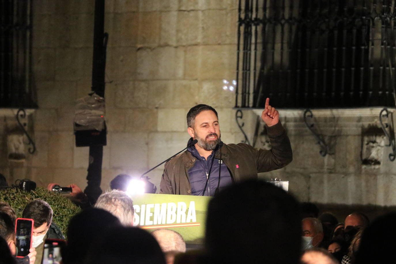 La formación cuenta con su líder, Santiago Abascal, en la presentación de su candidato a la Junta.