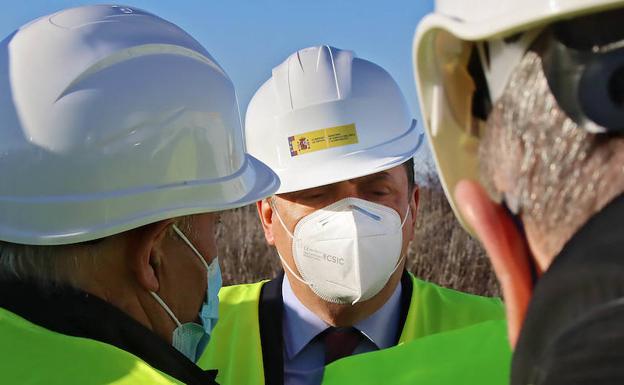 El ministro de Agricultura, Pesca y Alimentación, Luis Planas, visita las obras de ampliación de una balsa en Santa M. del Páramo. 