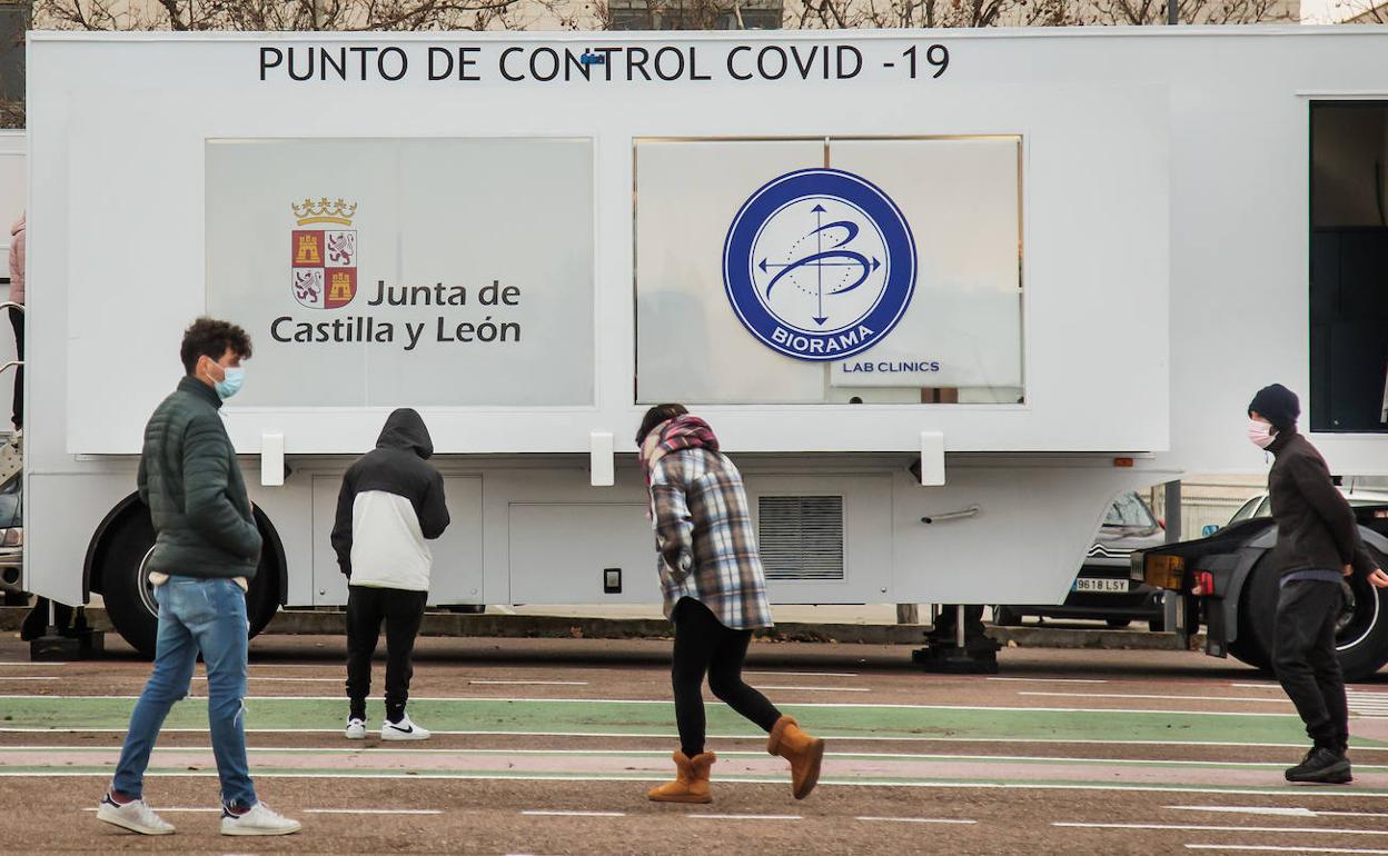 Los cribados masivos por unidades móviles llevan varias semanas funcionando en la comunidad.