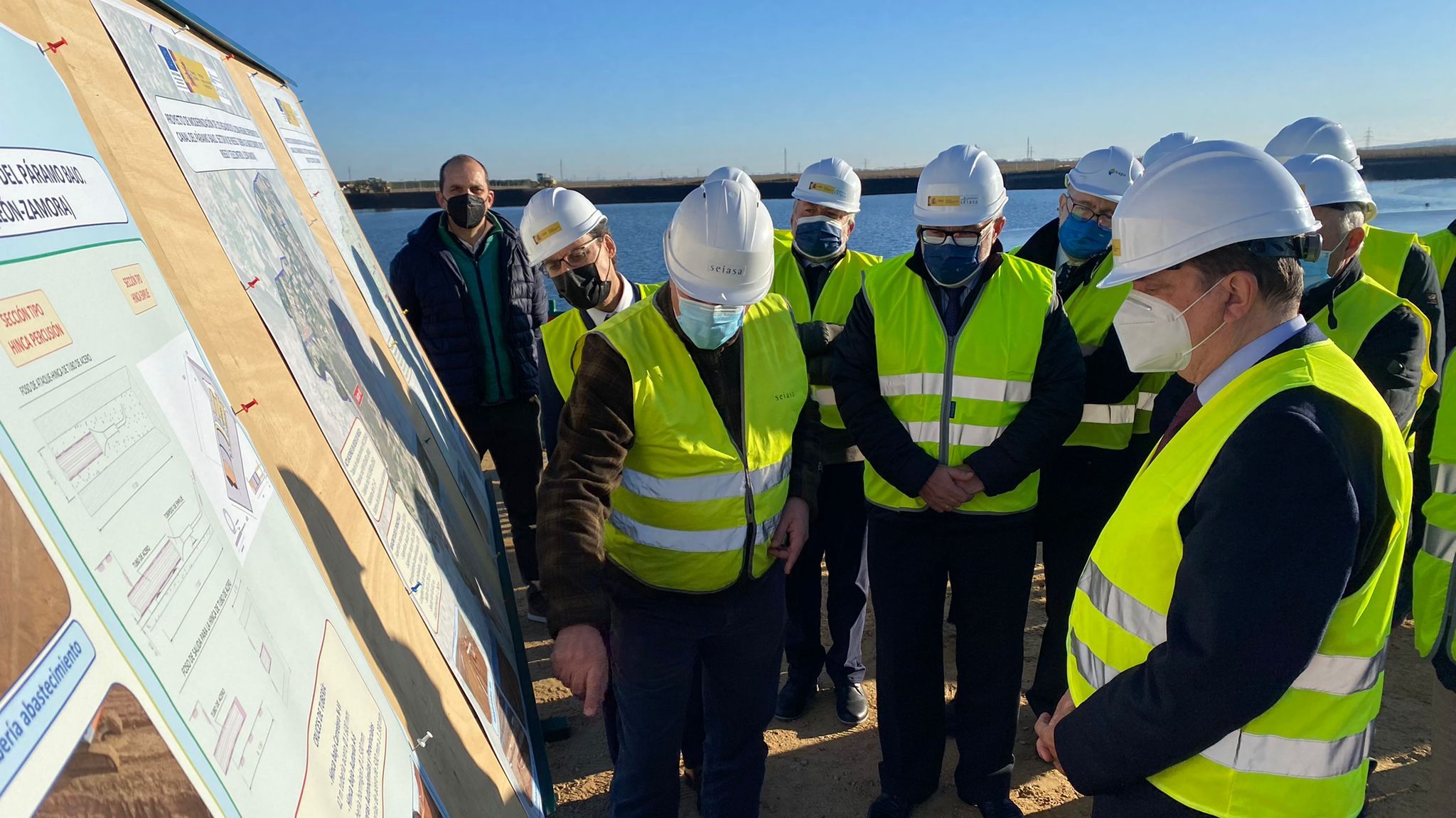 El ministro de Agricultura, Pesca y Alimentación, Luis Planas, ha visitado este jueves las obras y la sede de los regantes del Canal del Páramo Bajo en la localidad leonesa de Zotes del Páramo. 