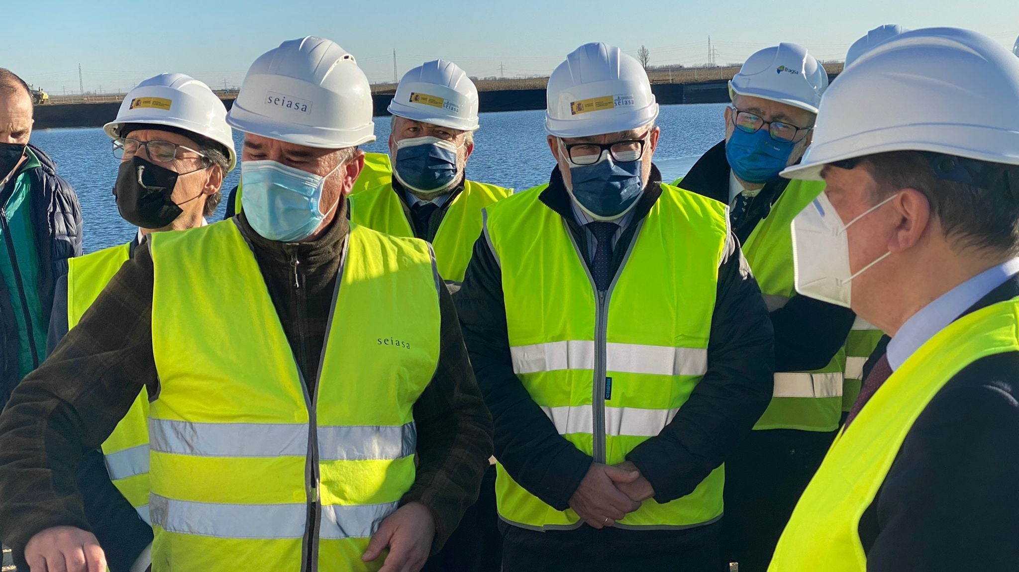 El ministro de Agricultura, Pesca y Alimentación, Luis Planas, ha visitado este jueves las obras y la sede de los regantes del Canal del Páramo Bajo en la localidad leonesa de Zotes del Páramo. 