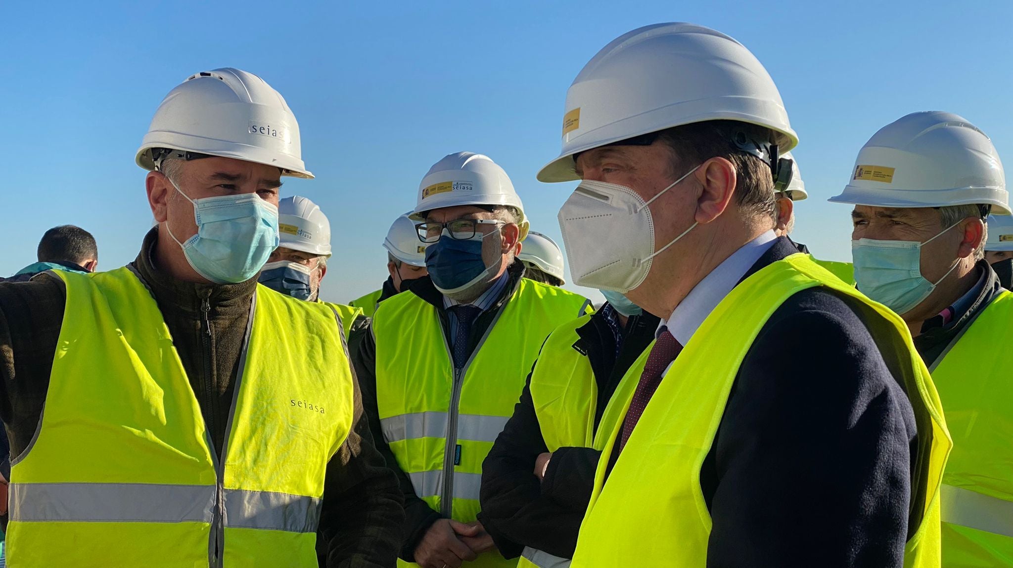 El ministro de Agricultura, Pesca y Alimentación, Luis Planas, ha visitado este jueves las obras y la sede de los regantes del Canal del Páramo Bajo en la localidad leonesa de Zotes del Páramo. 