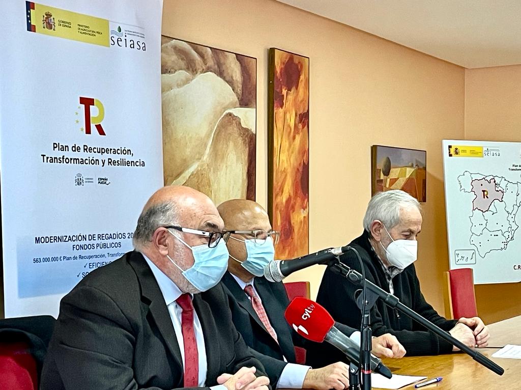 El ministro de Agricultura, Pesca y Alimentación, Luis Planas, ha visitado este jueves las obras y la sede de los regantes del Canal del Páramo Bajo en la localidad leonesa de Zotes del Páramo. 