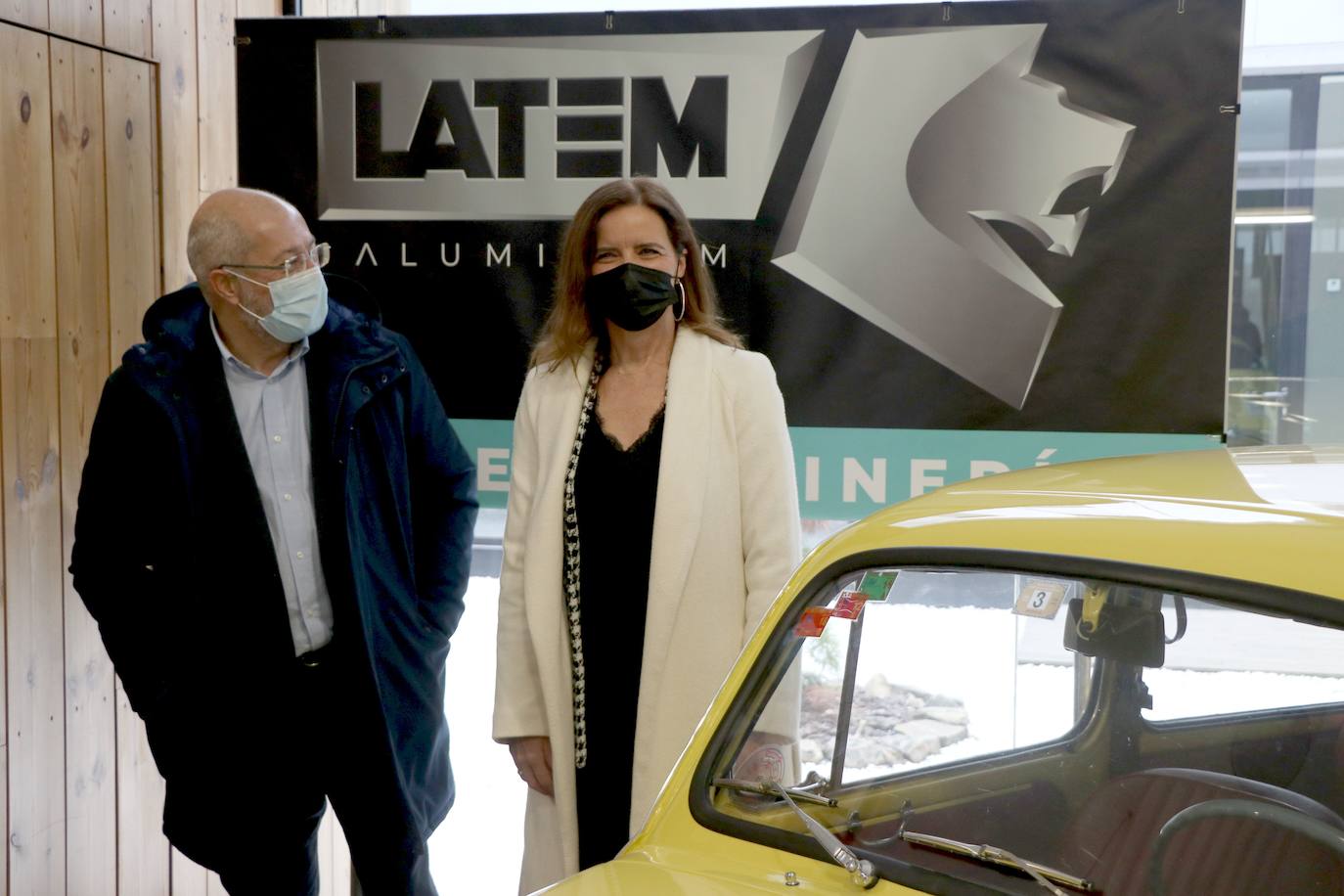 Francisco Igea y Ana Carlota Amigo visitan las instalaciones de Latem Aluminium en Villadangos del Páramo.