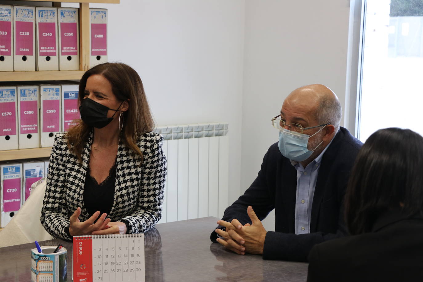 Francisco Igea y Ana Carlota Amigo visitan las instalaciones de Latem Aluminium en Villadangos del Páramo.