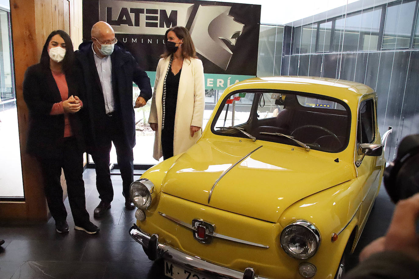 Francisco Igea y Ana Carlota Amigo visitan las instalaciones de Latem Aluminium en Villadangos del Páramo.