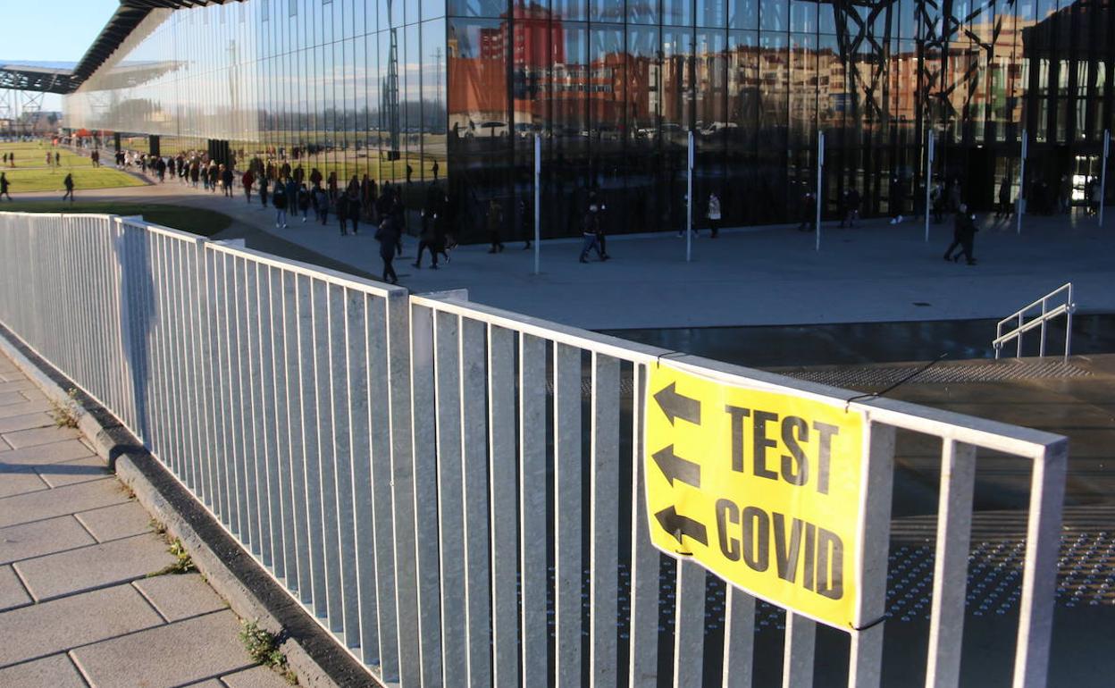 El Palacio de Exposiciones de León habilita carpas en su párking para realizar test de antígenos a personas con síntomas.