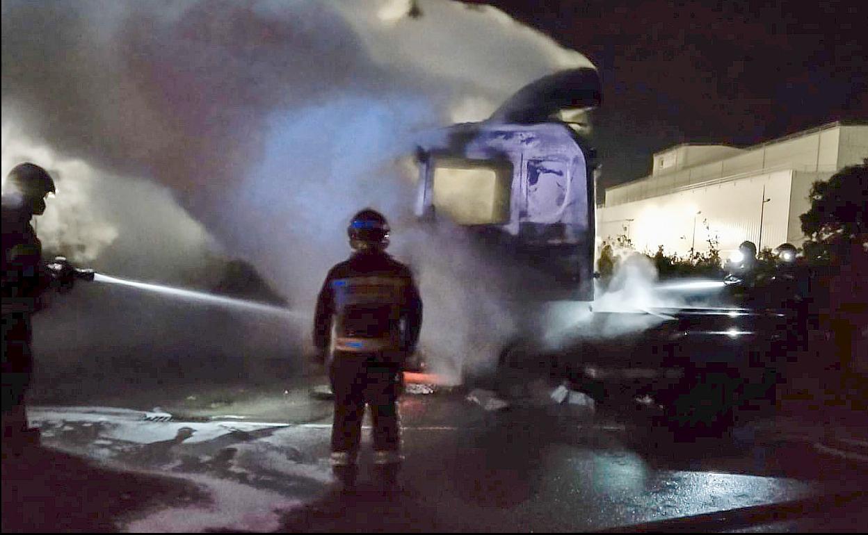 Efectivos de Bomberos de León en el polígono de Villadangos durante su intervención de madrugada. 