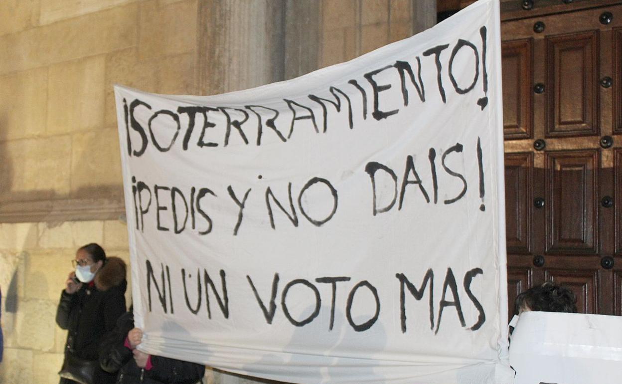 Vecinios de San Andrés del Rabanedo, este jueves, durante el acto político de la formación Vox. Con anterioridad se han dejado ver en los diferentes actos de todas las fuerzas políticas. 