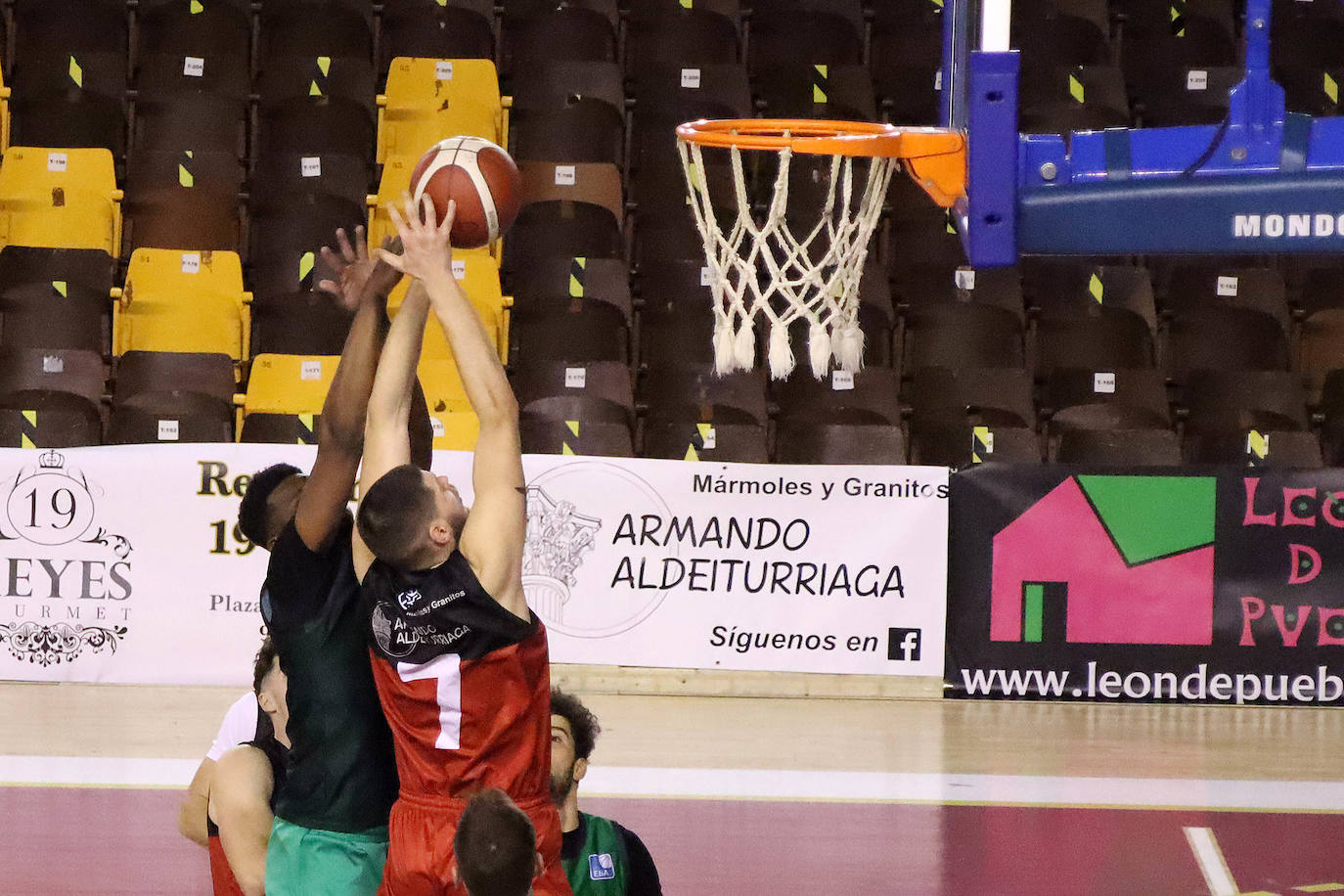 El conjunto leonés ha disputado su primer partido del año en el Palacio con victoria ante el Innoporc Claret segoviano.