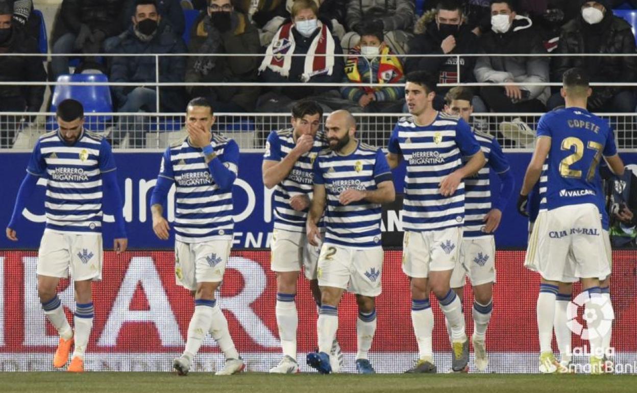 Los jugadores de la Deportiva celebran uno de los goles.