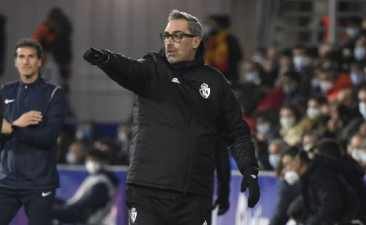 Jon Pérez Bolo, durante el partido de la Deportiva ante el Huesca en El Alcoraz de este domingo.