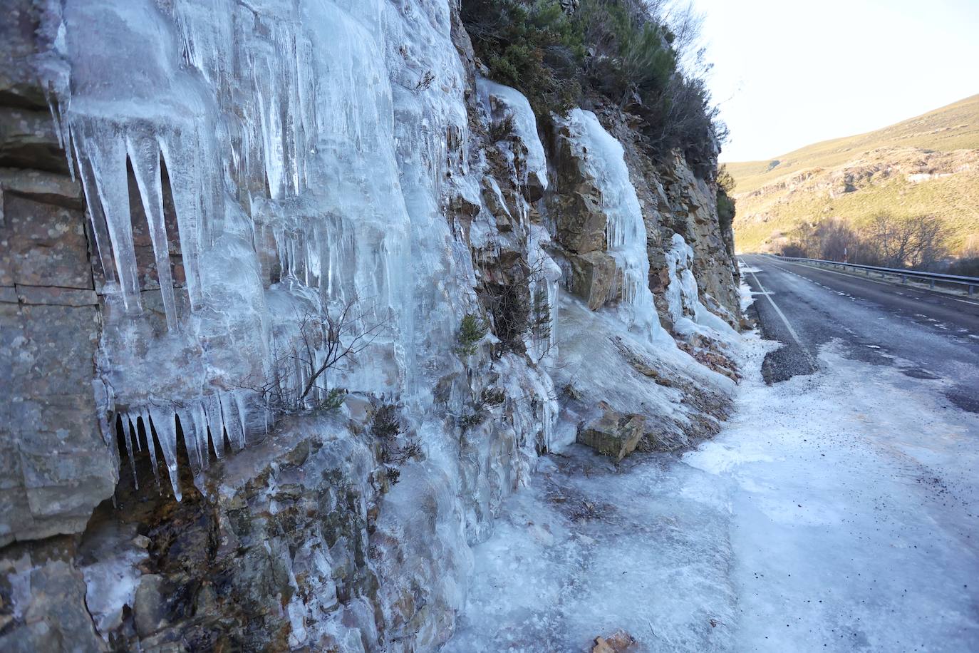 Una zona helada en la carretera LE-495 a la altura de la localidad Meroy.