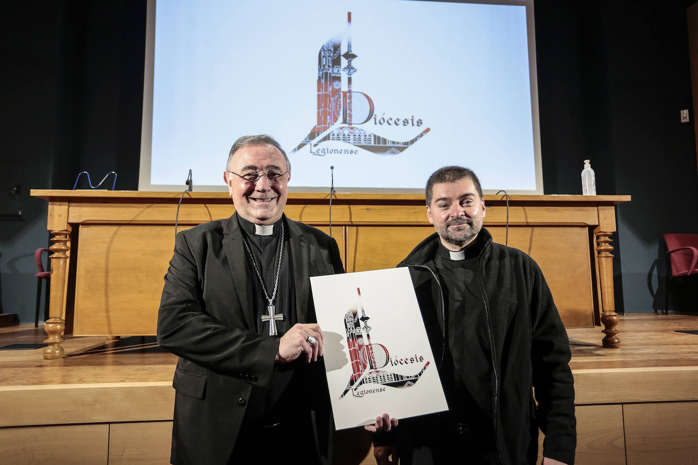 El Obispo de León, Luis Ángel de las Heras, presenta la nueva imagen de la Diócesis Legionense creada por un autor anónimo | Representa dos elementos reconocibles de la institución: la inicial de la diócesis y la imagen de la Catedral.