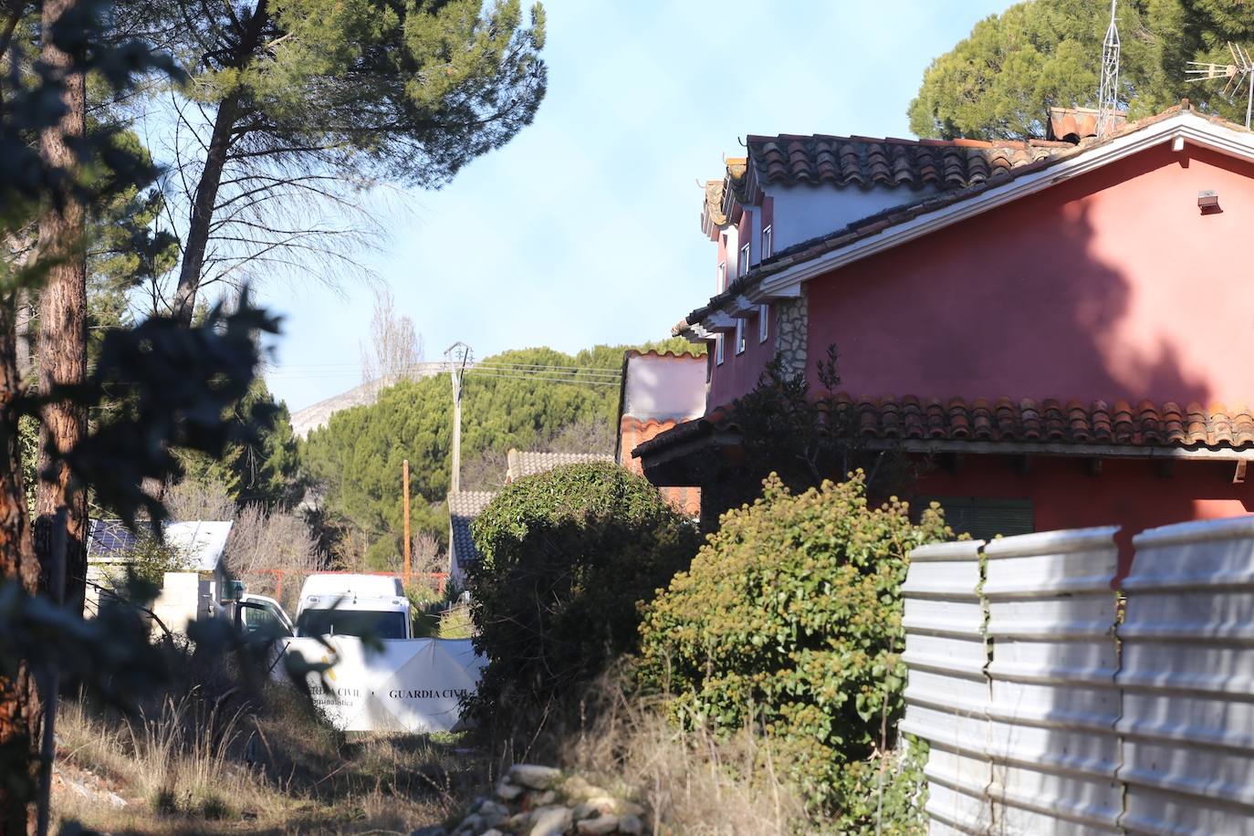 El detenido por la desaparición de Esther López estaba preparando su huida, según los investigadores. La Guardia Civil registra «de forma minuciosa» la vivienda del detenido en la noche de sábado por su presunta implicación en la desaparición de la joven de Traspinedo (Valladolid) Esther López de la Rosa. 