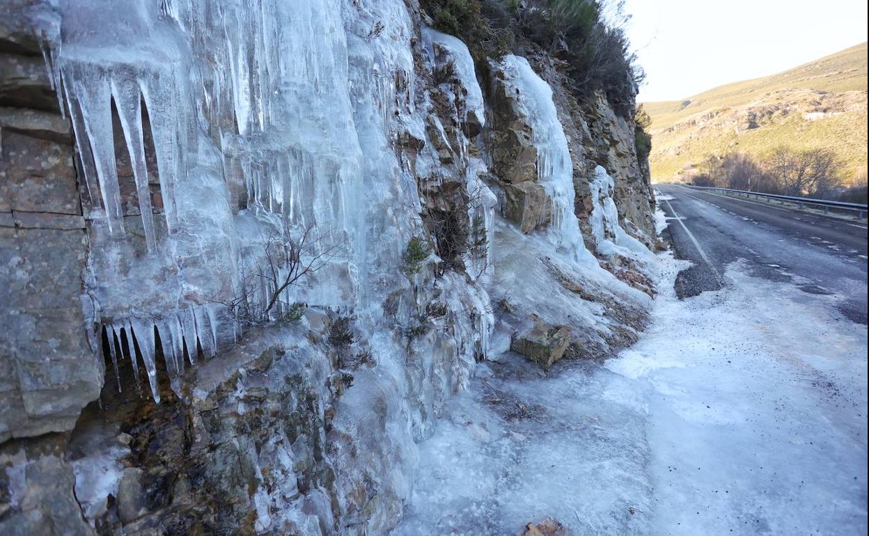 Una zona helada en la carretera LE-495 a la altura de la localidad Meroy.