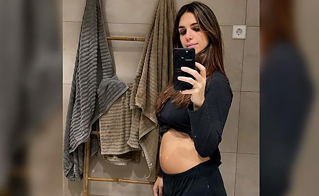 Elena Furiase muestra su barriga de embarazada.