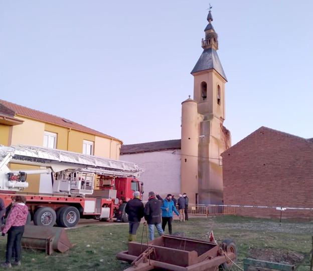 Imagen del apreciable 'mordisco' visible en la torre de la iglesia.