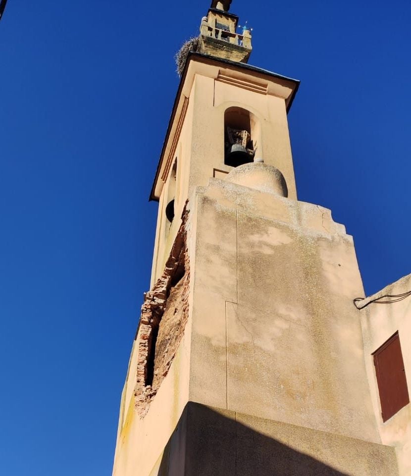 Cae parte de la torre de la iglesia de Urdiales del Páramo y obliga a desalojar tres viviendas. Los bomberos de León han acudido al lugar ante el peligro de derrumbe que presenta la parte de la torre afectada por los desprendimientos. 