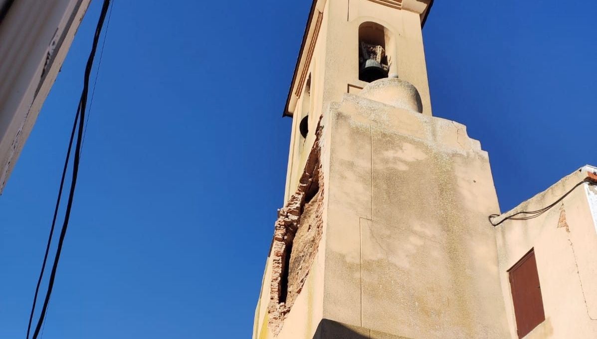 Cae parte de la torre de la iglesia de Urdiales del Páramo y obliga a desalojar tres viviendas. Los bomberos de León han acudido al lugar ante el peligro de derrumbe que presenta la parte de la torre afectada por los desprendimientos. 