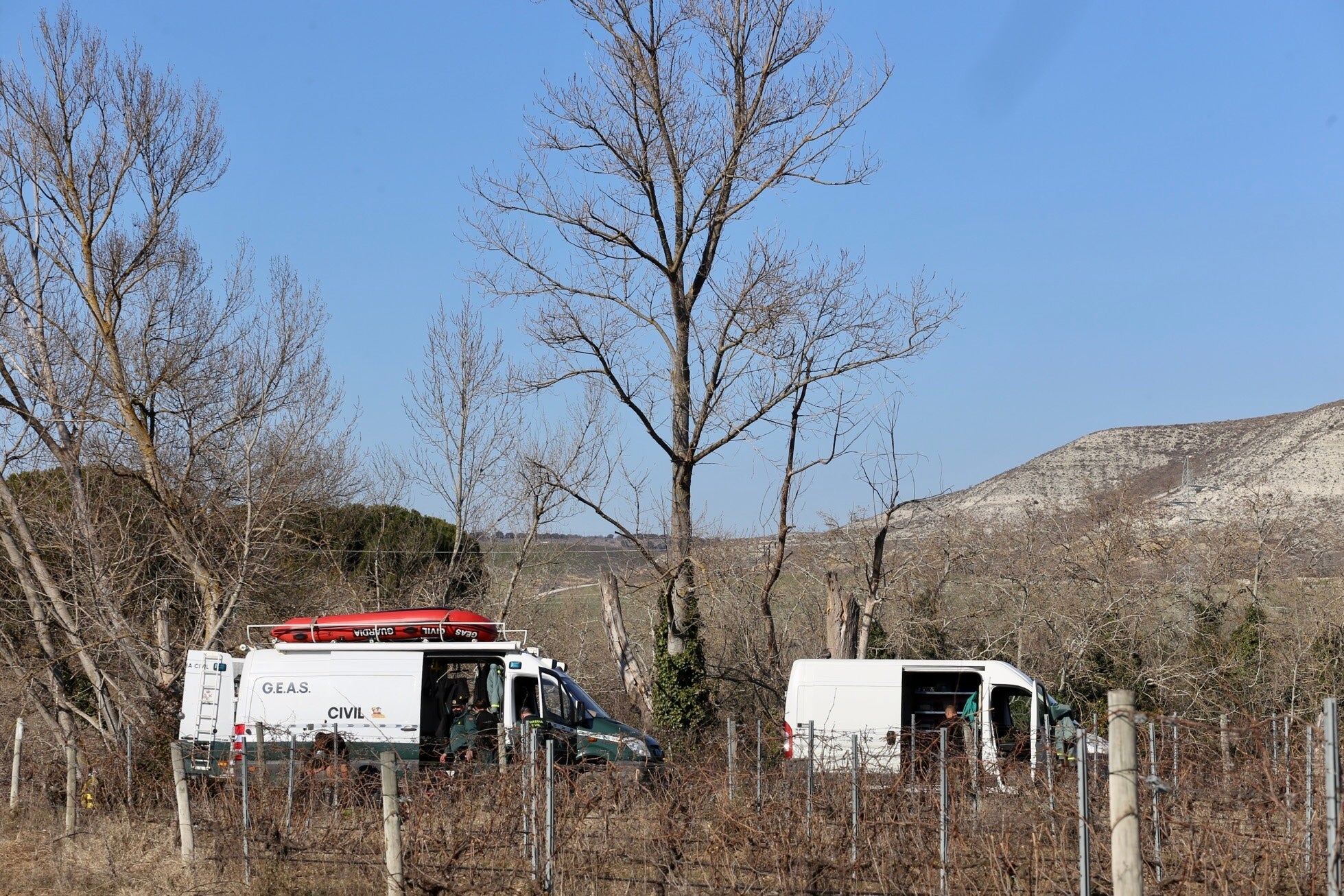 Miembros de los GEAS trabajan en el río Duero para localizar a la mujer de Traspinedo (Valladolid) desaparecida. Las labroes de rastreo se han identificado durante este lunes. 