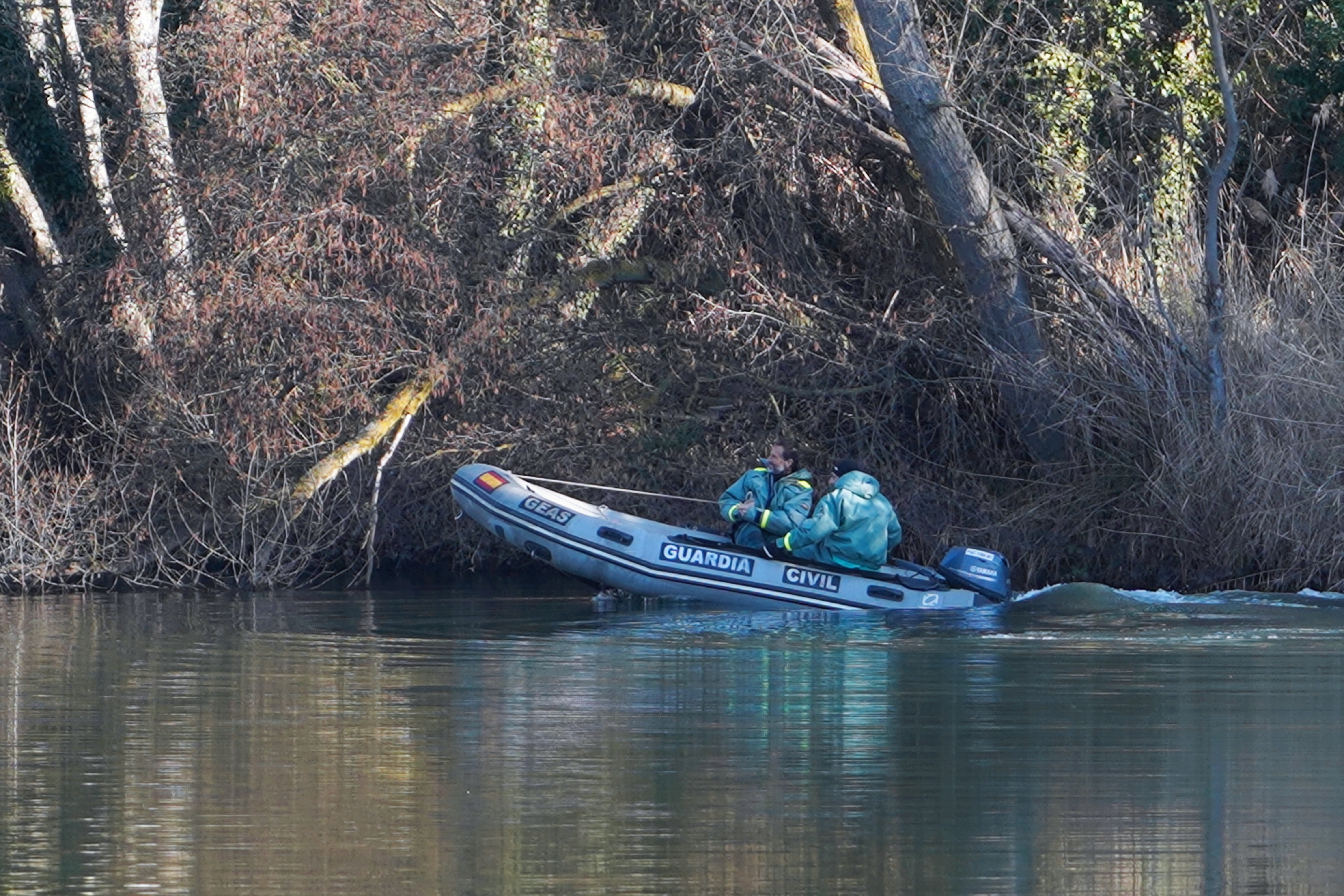 Miembros de los GEAS trabajan en el río Duero para localizar a la mujer de Traspinedo (Valladolid) desaparecida. Las labroes de rastreo se han identificado durante este lunes. 