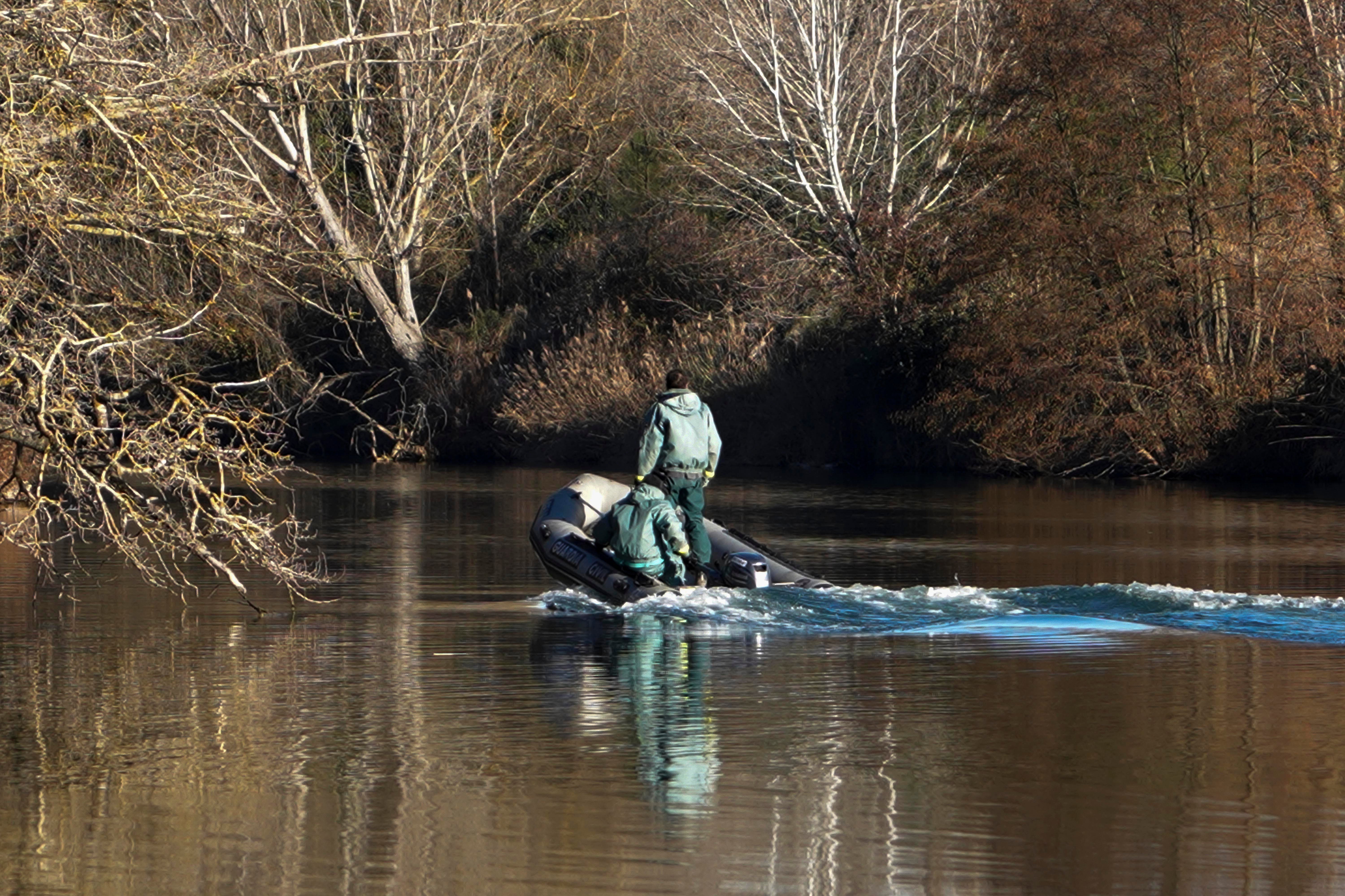 Miembros de los GEAS trabajan en el río Duero para localizar a la mujer de Traspinedo (Valladolid) desaparecida. Las labroes de rastreo se han identificado durante este lunes. 